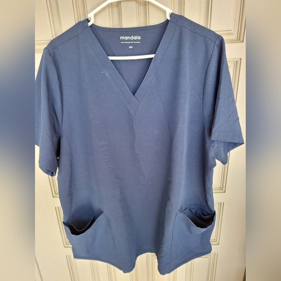 Mandala Navy Blue V-Neck Scrub Top Plus Sz2XL Short Sleeves Pockets - Picture 1 of 6